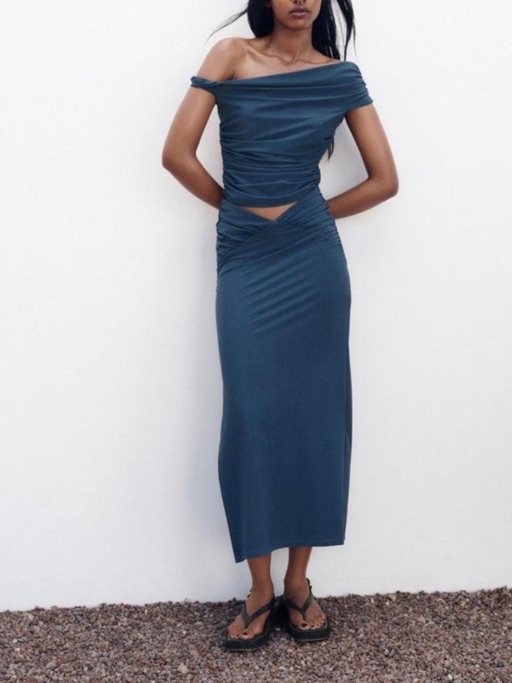 Off-Shoulder Ruched Crop Top - Picture 2 of 7
